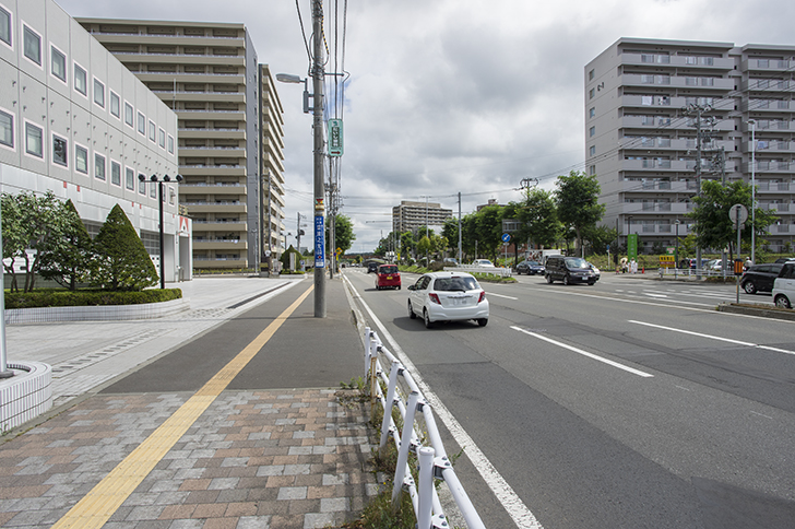 光ファイバー回線は電線と併設、または道路下に埋設されています